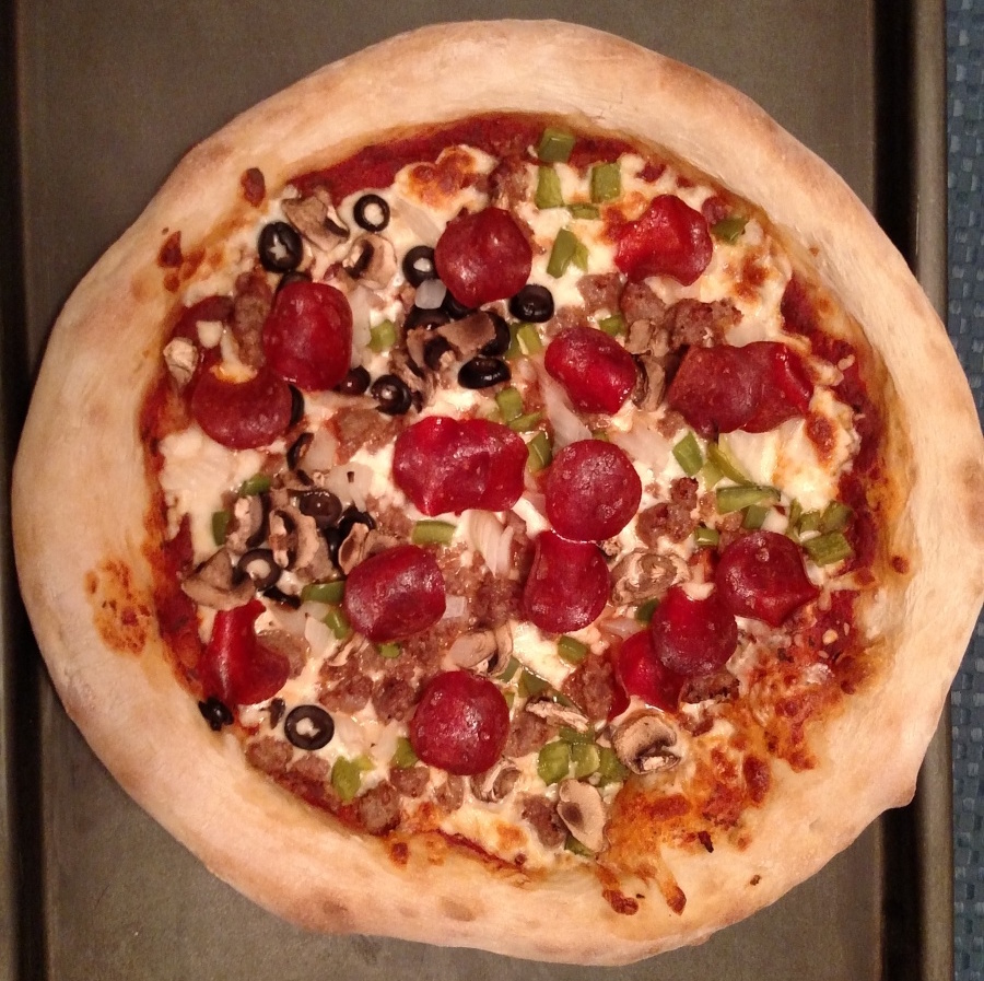 A homemade pizza prepared by the author.